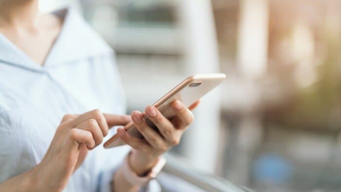 Hände tippen auf einem Smartphone