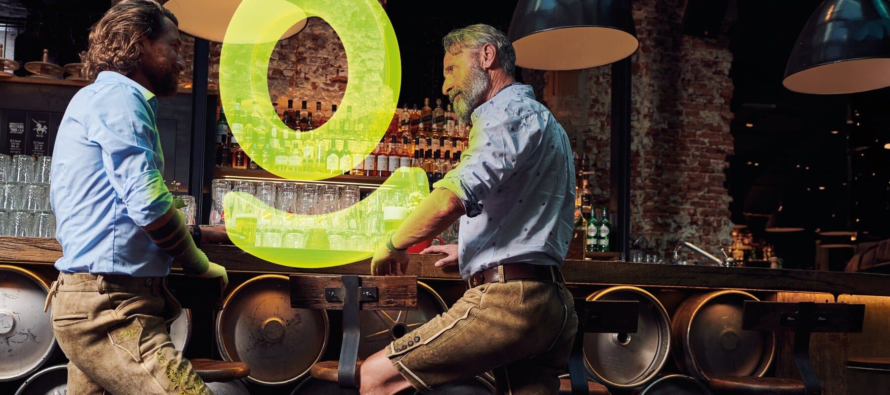 Zwei Männer in Lederhosen an einer Bar